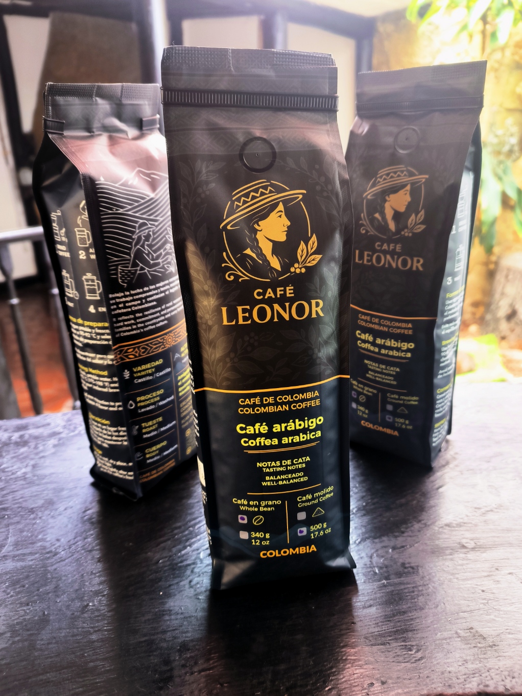 Tres bolsas de Café Leonor en una misma escena