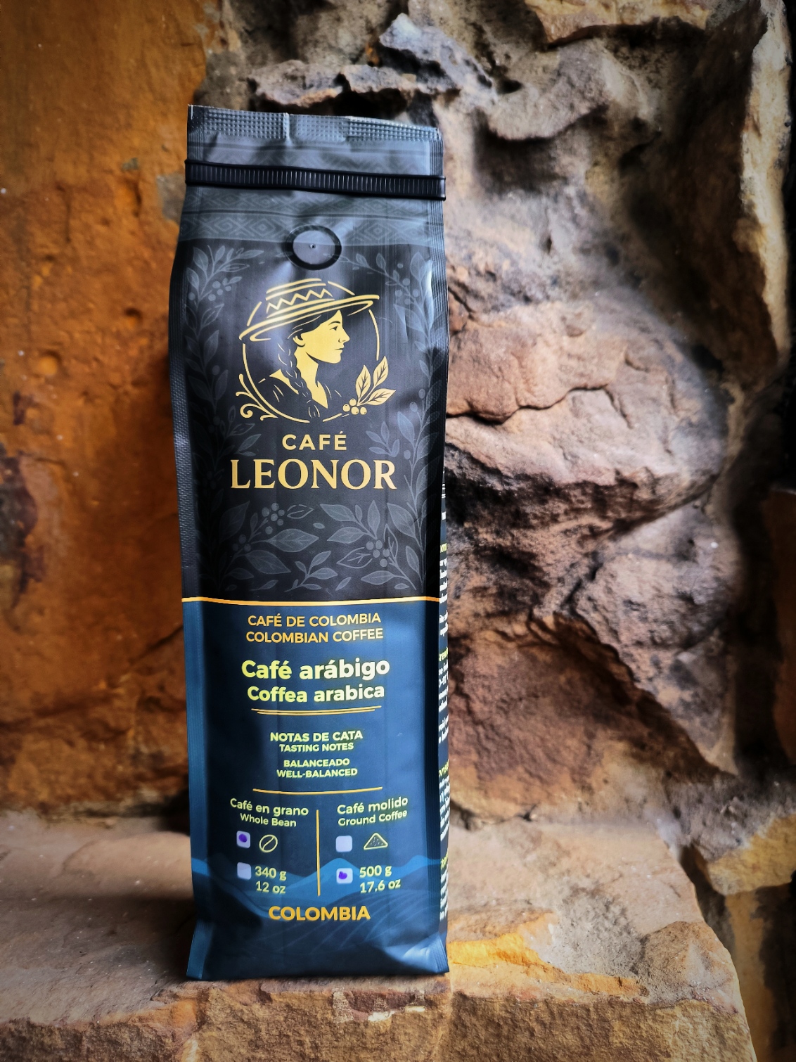 Vista frontal limpia de Café Leonor