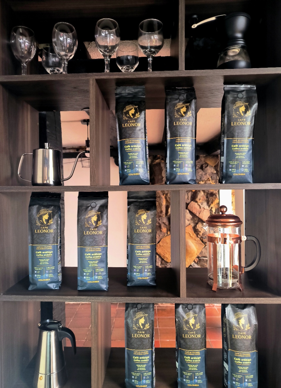 Varias bolsas de Café Leonor exhibidas en un estante