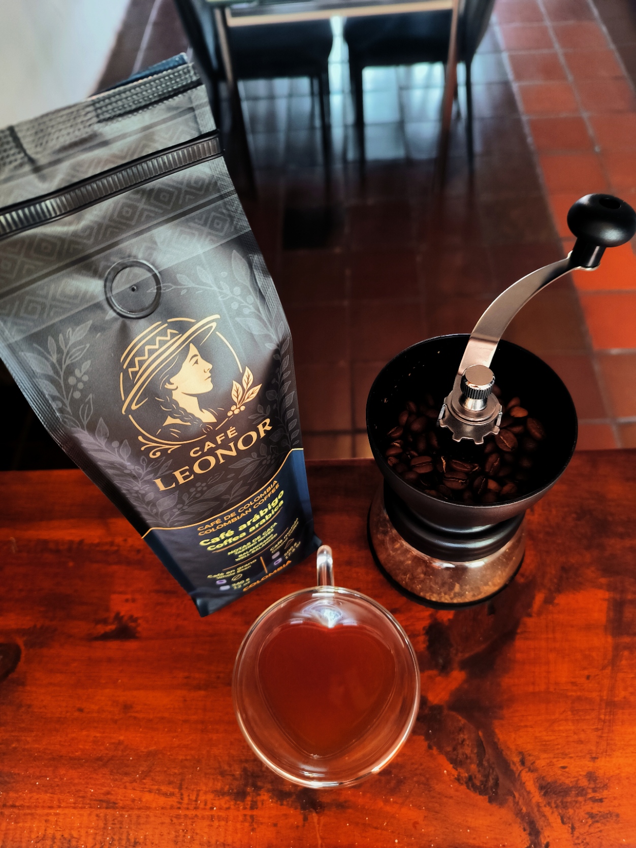 Café Leonor con molino manual y taza servida