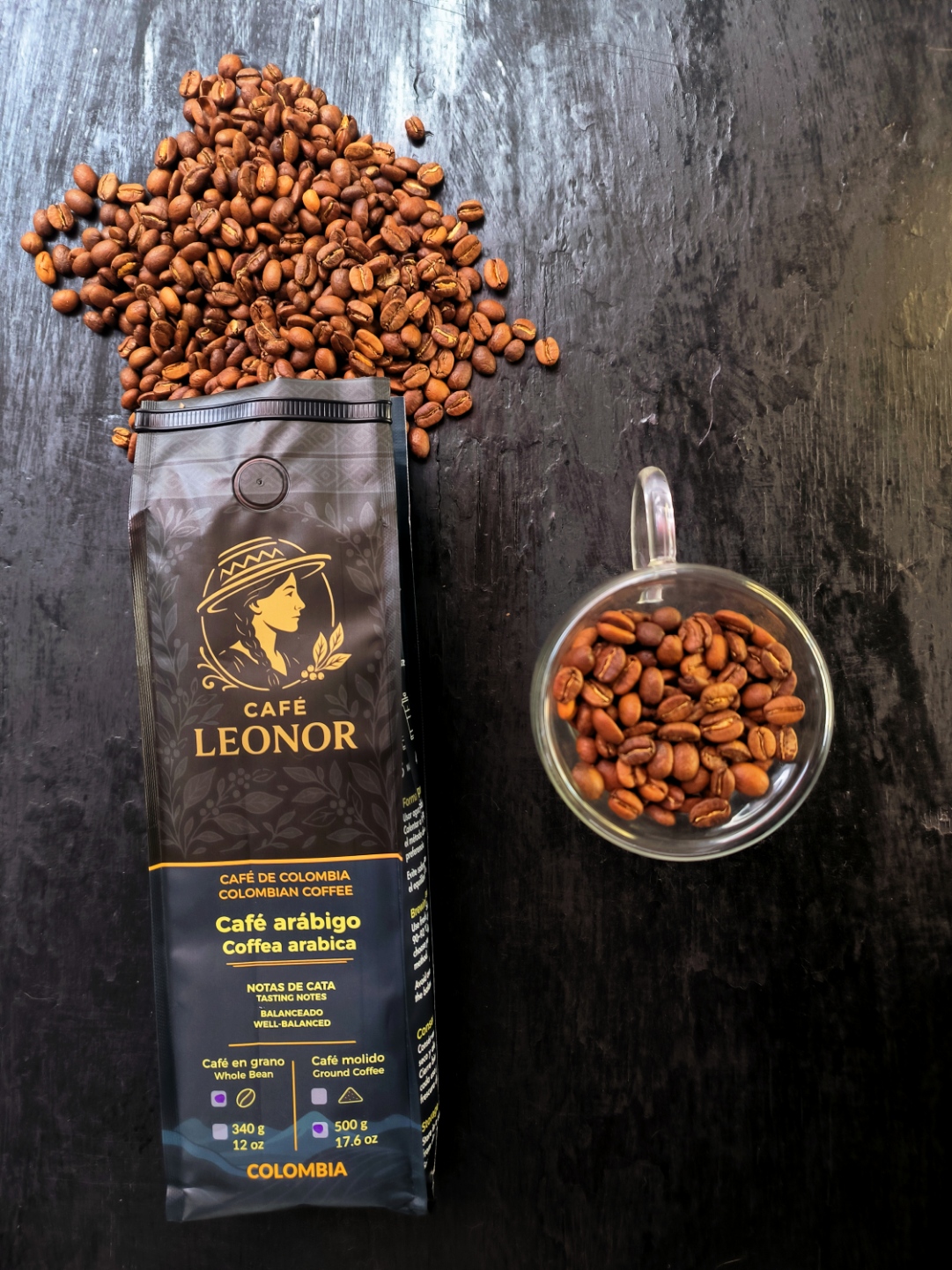 Bolsa de Café Leonor con granos de café y taza